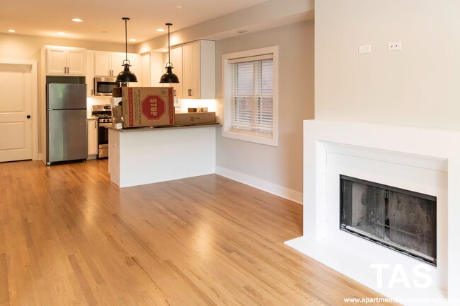 Building Photo - 2320 N Southport Ave