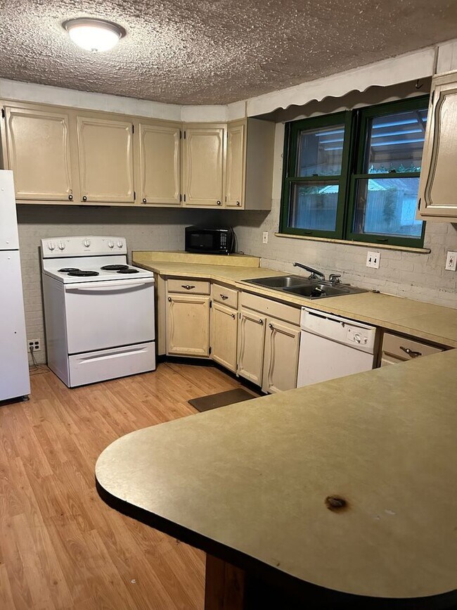 Foto del edificio - BELOW MARKET RENT!