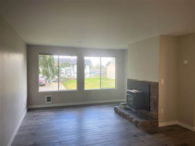 Foto del edificio - 3 BED 2.5 BATH WITH BONUS ROOM - EAST BREM...