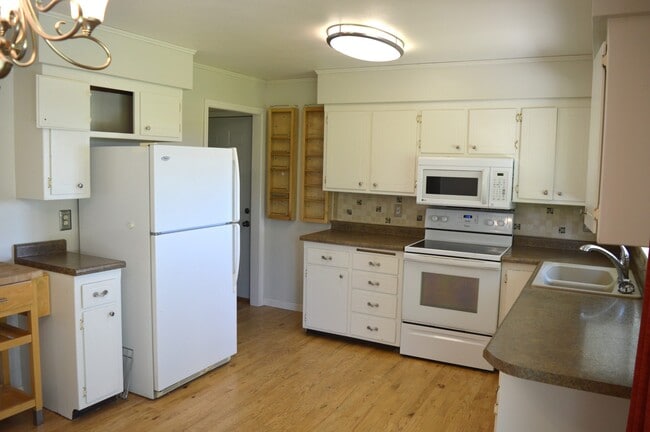 Building Photo - 837 10th Ave