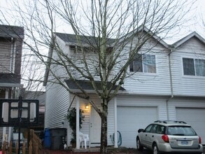 Building Photo - 6103 NE 33rd Cir