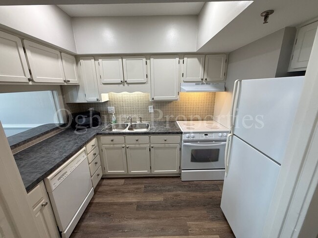 Building Photo - 315-507 N. Spruce St-1BR/1.5BA-Downtown APT!!!
