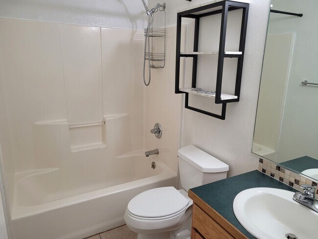 Foto del edificio - 4448 Lake Mead Dr