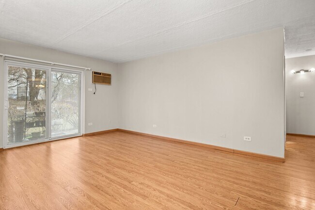Foto del edificio - 266 Shorewood Dr