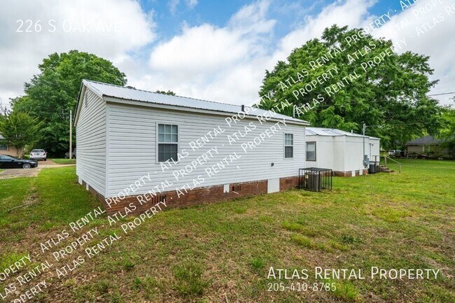 Building Photo - 226 S Oak Ave