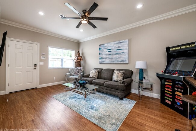 Building Photo - 2 Bedroom Duplex with Fenced In Backyard- ...