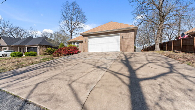 Building Photo - "Lovely 3-Bed Home with Granite Kitchen & ...