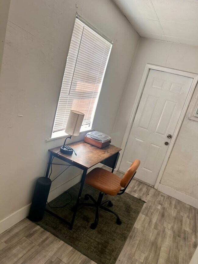 Foto del edificio - 7871 Terrace Rd