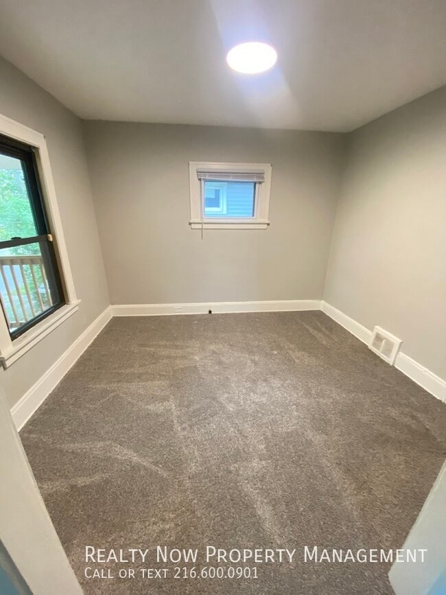 Foto del edificio - 9612 Lamontier Ave