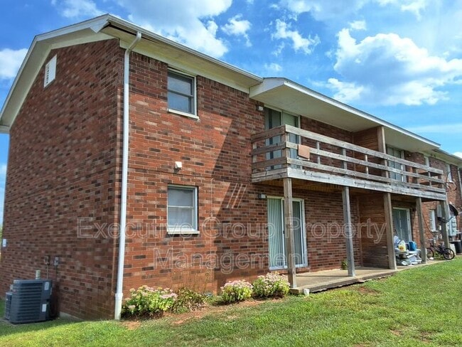 Building Photo - 253 University Dr