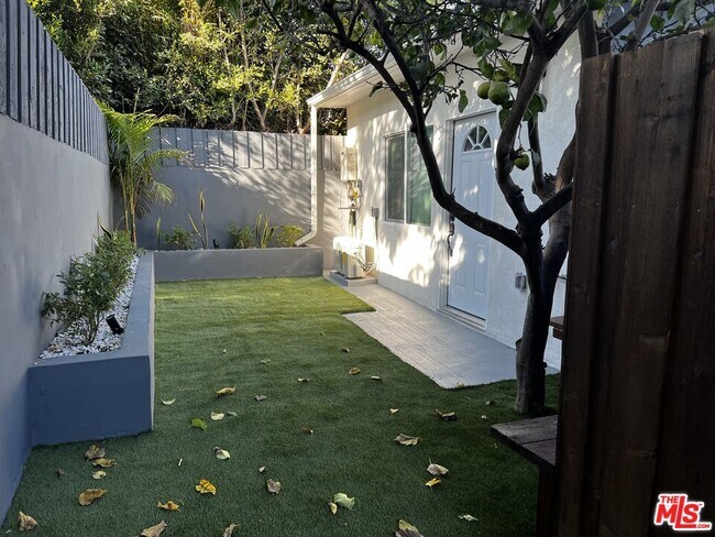 Foto del edificio - 13421 Zanja St