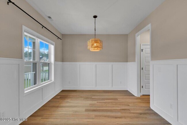 Building Photo - 303 S River Ct
