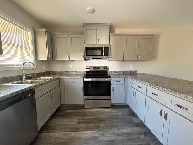 Foto del edificio - Three bedroom three bath available now!