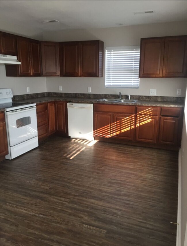 Foto del edificio - GREAT LOCATION! 3 BEDROOM 2 BATH HOME FOR LEASE IN JOPLIN-$1275 RENT-$1275 DEPOSIT