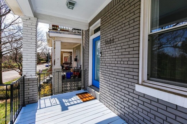 Building Photo - 4 bedroom + Parking! Perfection Along Peac...
