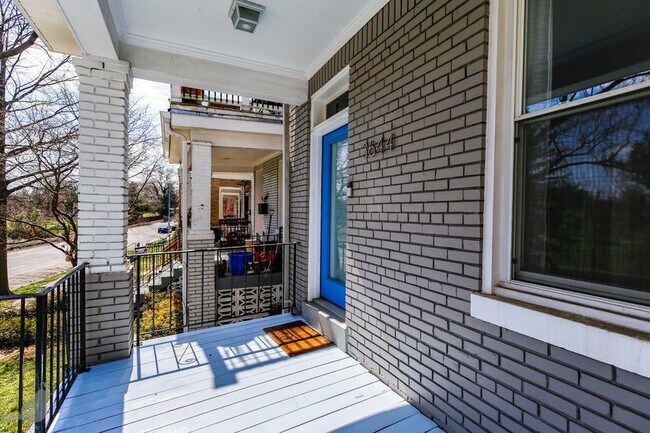 Foto del edificio - 4 bedroom + Parking! Perfection Along Peac...