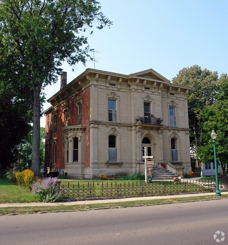 Primary Photo - 815 E High