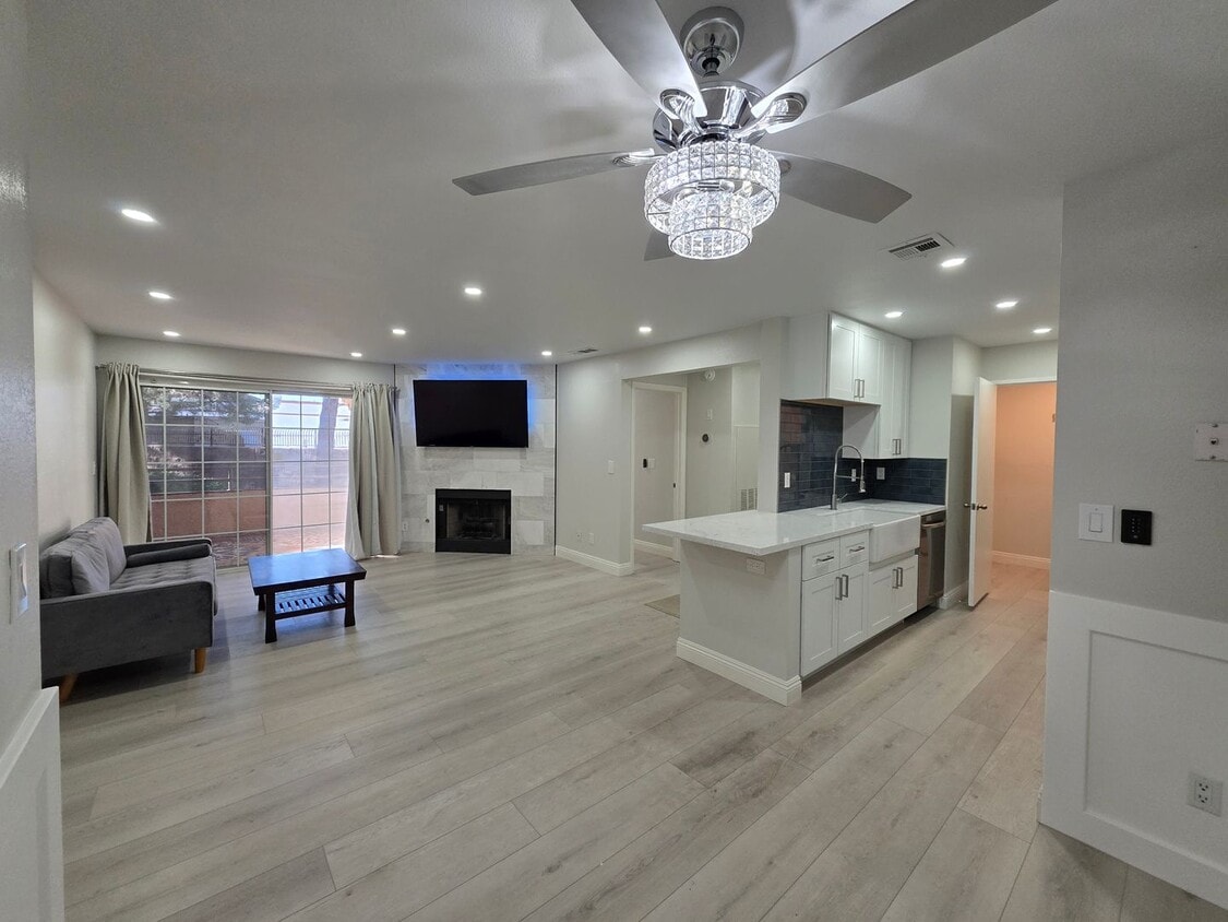 Foto principal - Immaculate Guard-Gated First-Floor Condo!