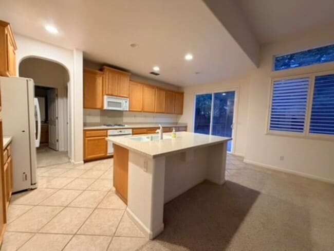 Foto del edificio - Bright & Spacious 4BD/3BA Home with Downstairs Bed/Bath in Elk Grove