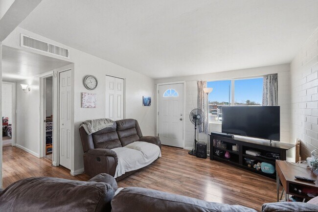 Foto del edificio - 2439 Parkside Dr