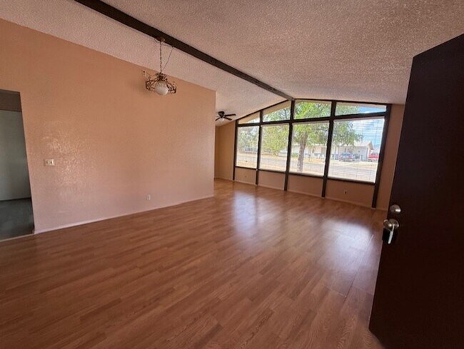 Foto del edificio - 2 Bedroom 1 Bath Contact Property Pros Property Management
