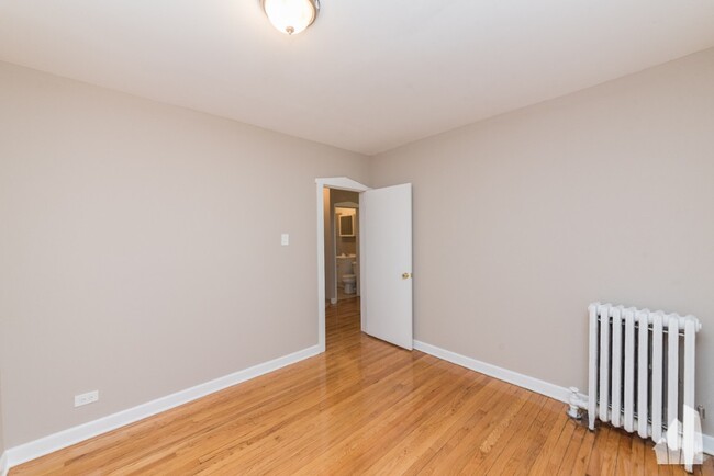 Building Photo - 6647 N Greenview Ave