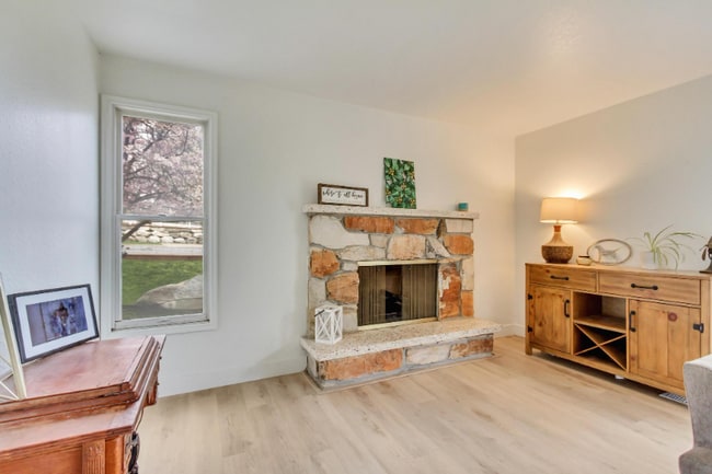 Building Photo - 584 Aspen Way