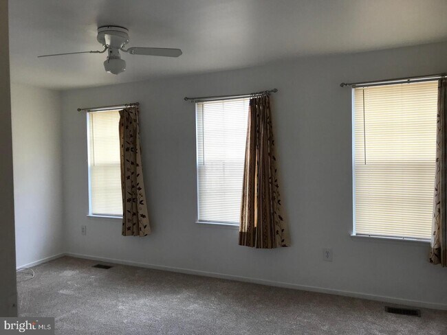 Building Photo - 422 Carousel Ct
