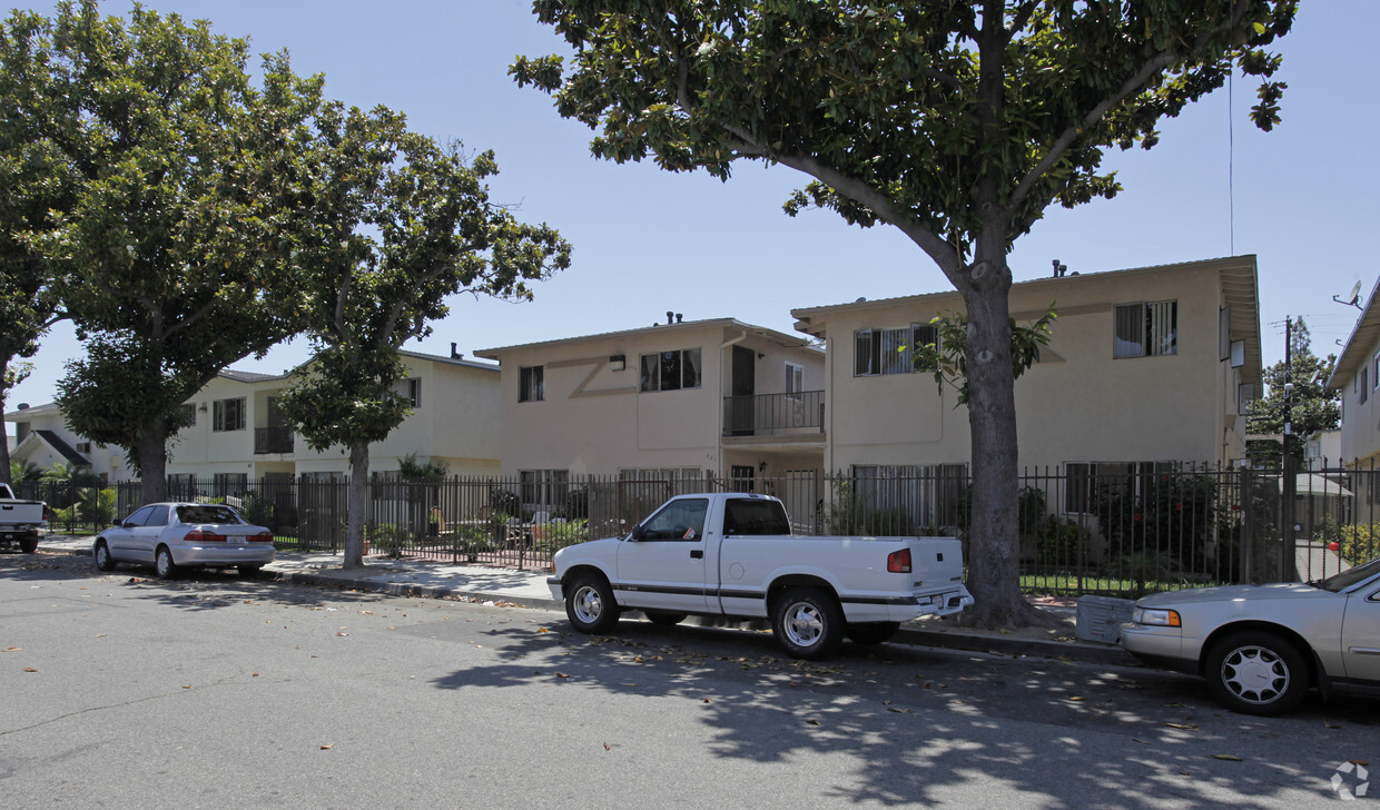 Building Photo - Villa De Rosas Apartments