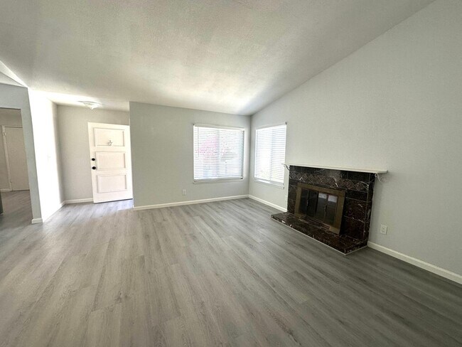 Foto del edificio - Come see this beautiful completely remodeled 3 bedroom 2 bath home, ready for you to move in today!