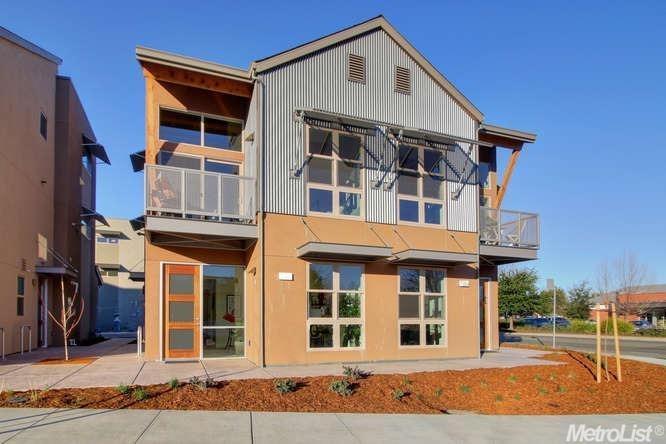Primary Photo - Modern Luxury, Prime Location 2 bed/2 bath...