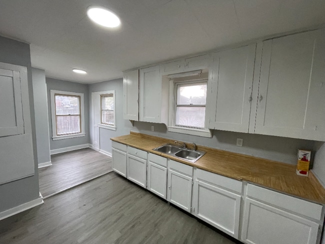 Building Photo - 407 W 23rd St