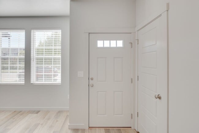 Building Photo - Start your new year in this Gorgeous, Brand new 3 bedroom townhome available today!