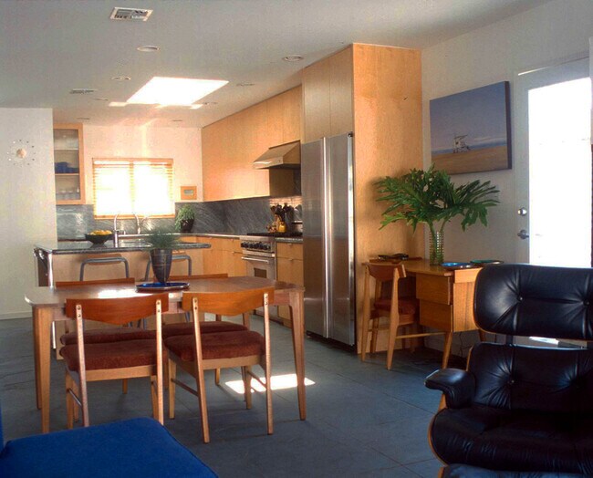 Foto del edificio - 8116 Loyola Blvd