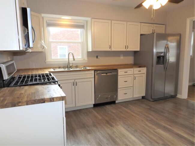 Building Photo - 613 Laramie Dr