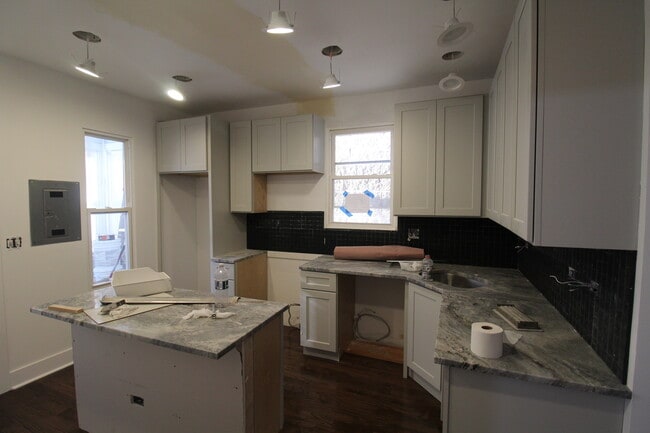 Building Photo - 2541 N Southport Ave