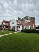 Building Photo - 3245 N Shepard Ave