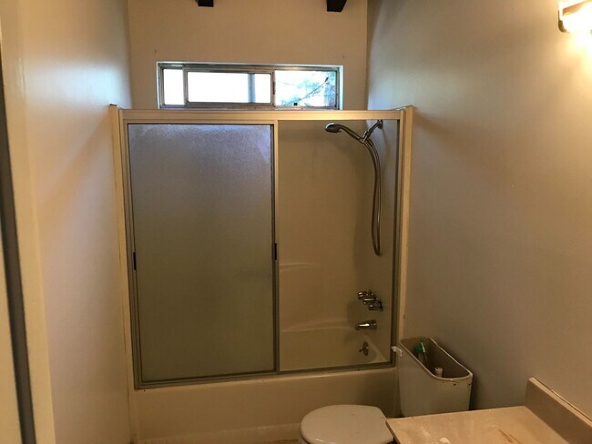 Foto del edificio - *LONG TERM RENTAL* Unfurnished