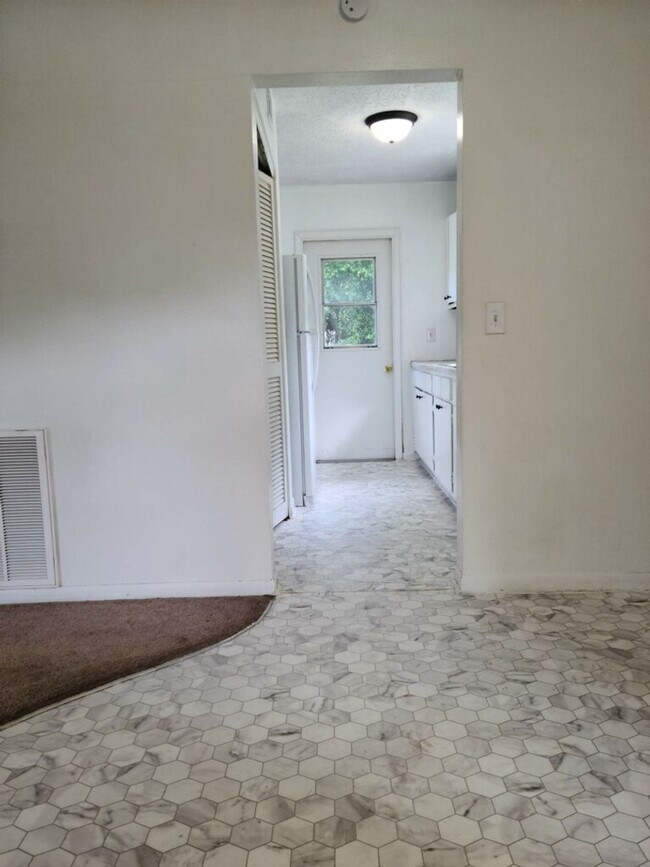 Foto del edificio - 3 Bed 1 Bath Home | Pet Friendly | Washer Dryer Hook Ups | Section 8 Welcome