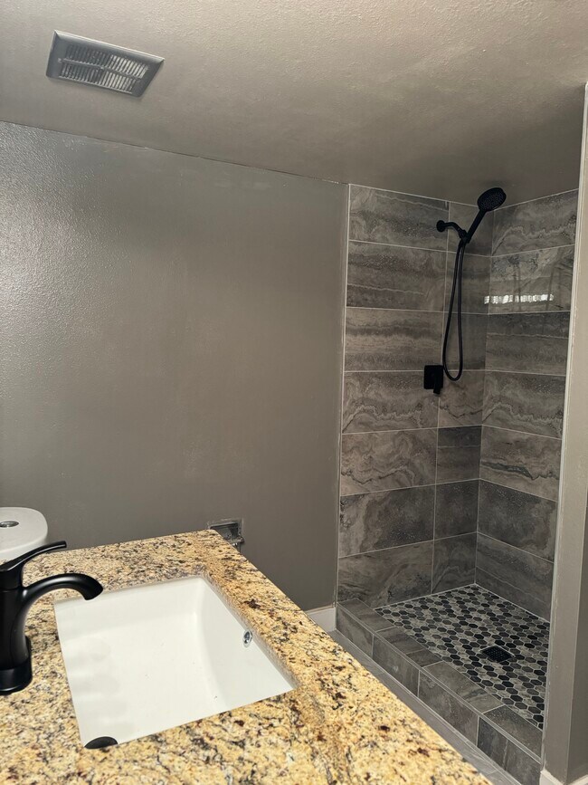 Foto del edificio - 8841 N 8th St