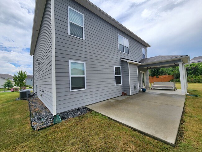 Building Photo - 5 Bedroom 3 Bath 2 Car Garage in Forsyth C...