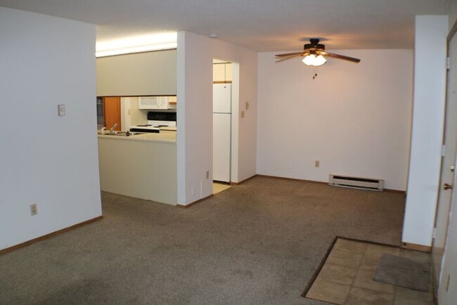 Building Photo - $850 | 2 Bedroom, 1 Bathroom Apartment | C...