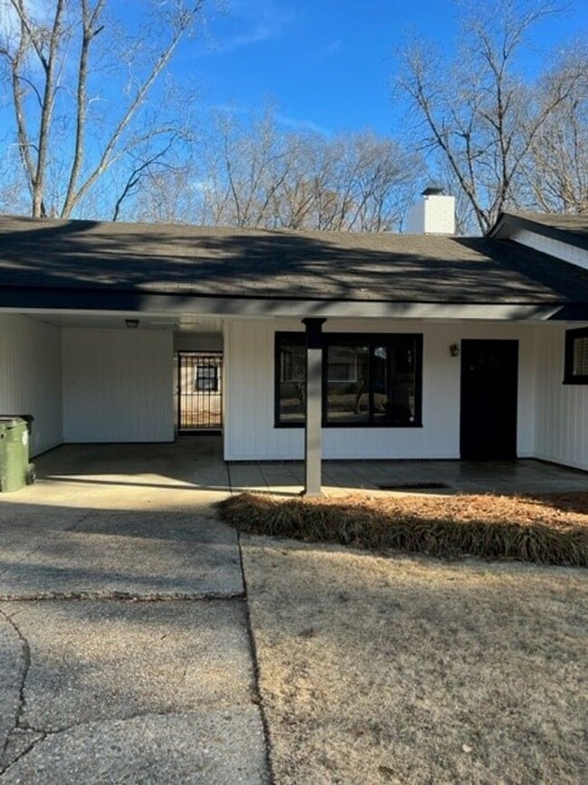 Building Photo - New Price! 3 Bed/1 Bath Available Now!