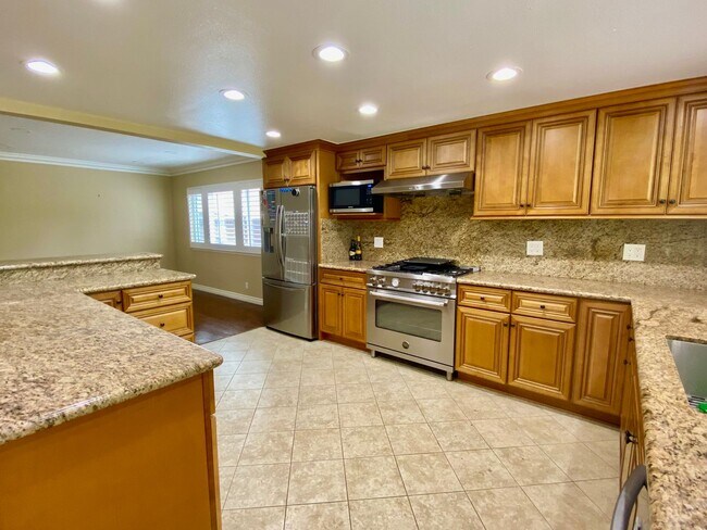 Foto del edificio - Stunning and Spacious 6b/3b bath home in S...