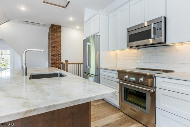 Building Photo - 63 Park St