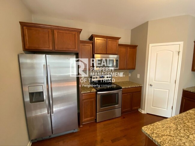 Foto del edificio - *Move In Special* Spacious 3 Bed / 2 Bath ...