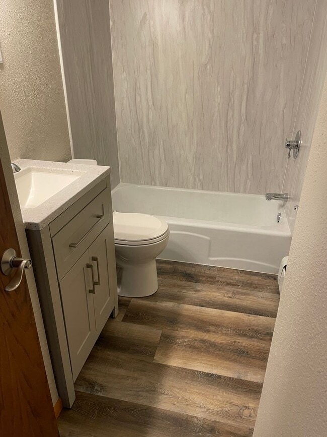 Building Photo - One Bedroom Apartment, Great Location!