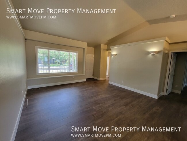 Foto del edificio - 1067 N Crestley Ave