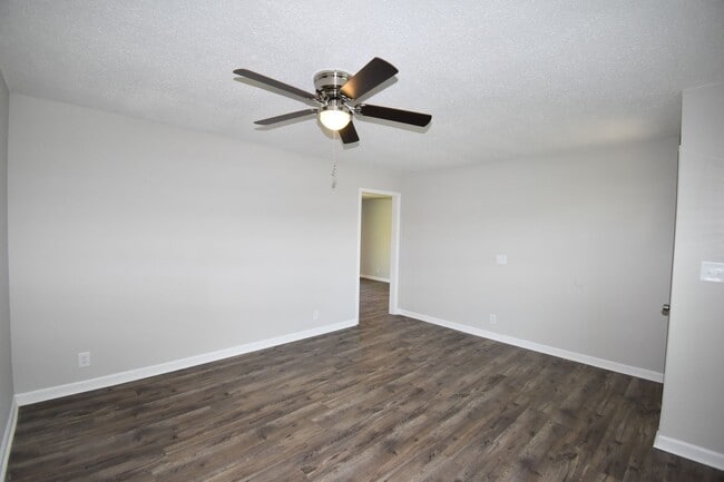 Foto del edificio - Renovate Dog Friendly Home For Rent Near Cunningham Lane!