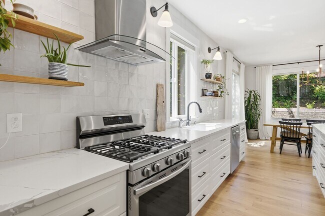 Foto del edificio - Remarkable Craftsman-4BR